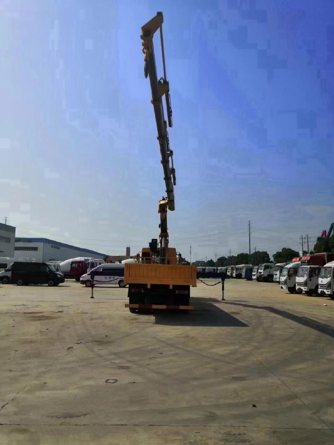 徐工21噸折臂隨吊車清障車 高效、靈活的多功能救援利器